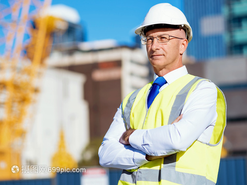 筑梦蓝图下的守护者——记建筑工地上的工程师与建设者